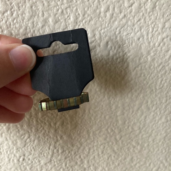 Elegant Handmade Iridescent Green Tila Bead Ring - Picture 9 of 10